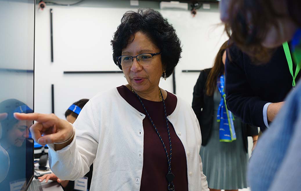 Anabella Villalobos pointing at a screen